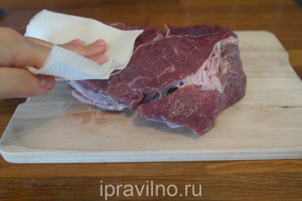 Nous plaçons le bœuf dans le plat dans un plat allant au four, celui-ci doit être scellé avec un fil spécial (généralement fourni avec les sacs à pâtisserie)