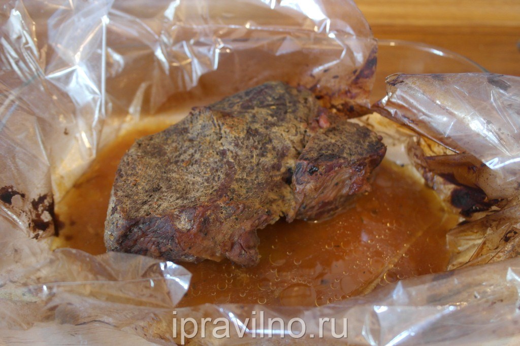 Remettez la viande au four pendant 20 minutes, de sorte que le boeuf soit recouvert d'un petit croustillant