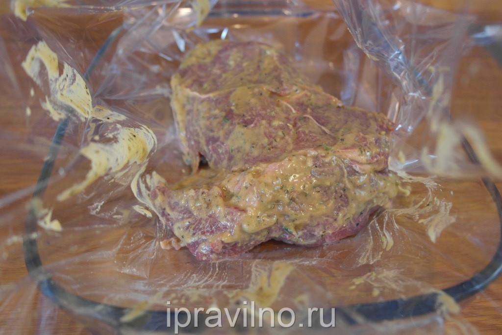 Daubs de boeuf cuit   sauce à la moutarde   mettre la viande dans un sac (fourreau) pour la cuisson